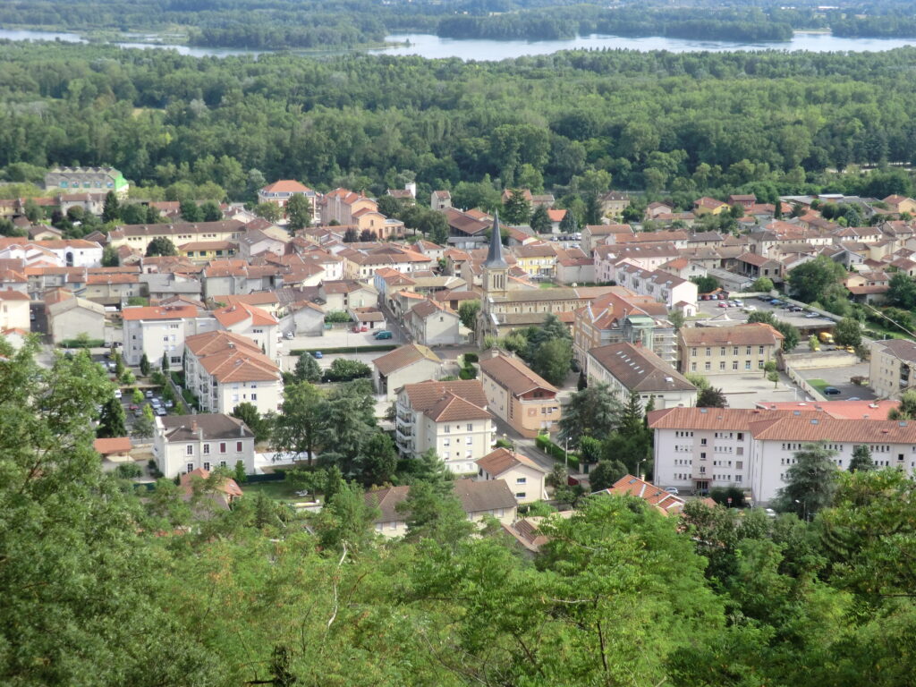 Zebra Transport, déménageur à Miribel (01700 Ain), vue panoramique depuis la Vierge du Mas Rillier montrant le centre-ville, l’église Saint-Romain, les toits des maisons et les espaces verts du Grand Parc de Miribel-Jonage.